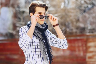 Şık bussines adam Caddesi üzerinde güneş gözlüğü