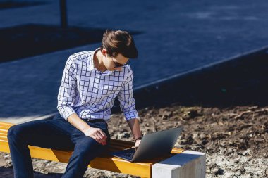 Laptop Street çalışan şık adam dışında
