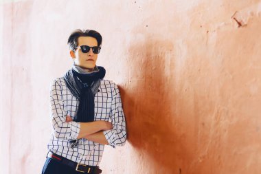 Şık bussines adam Caddesi üzerinde güneş gözlüğü