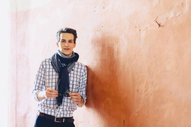 Şık bussines adam Caddesi üzerinde güneş gözlüğü