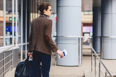 Pasaport ve bilet Street Kentsel bağlamda ceketli şık çekici gezgin