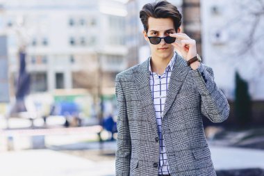 Şık bussines adam Caddesi üzerinde güneş gözlüğü