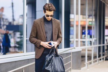 Pasaport ve bilet Street Kentsel bağlamda ceketli şık çekici gezgin