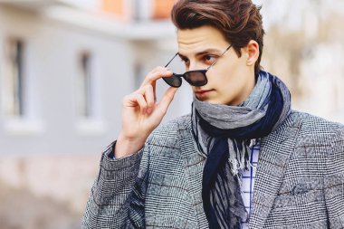 Şık bussines adam Caddesi üzerinde güneş gözlüğü
