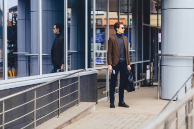 Pasaport ve bilet Street Kentsel bağlamda ceketli şık çekici gezgin