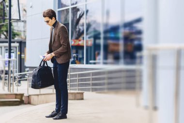 Pasaport ve bilet Street Kentsel bağlamda ceketli şık çekici gezgin