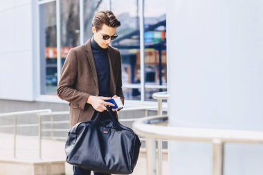 Pasaport ve bilet Street Kentsel bağlamda ceketli şık çekici gezgin