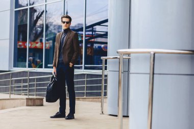 Pasaport ve bilet Street Kentsel bağlamda ceketli şık çekici gezgin