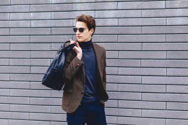 Pasaport ve bilet Street Kentsel bağlamda ceketli şık çekici gezgin