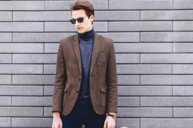 şık adam ceket ve güneş gözlüğü duvar arka planı