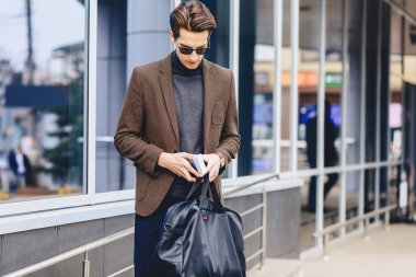 Pasaport ve bilet Street Kentsel bağlamda ceketli şık çekici gezgin