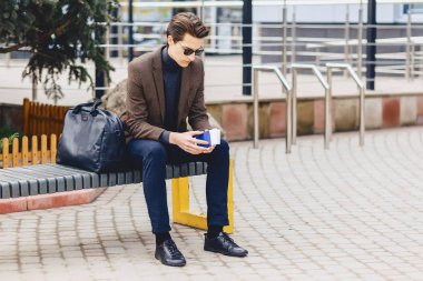 Pasaport ve bilet Street Kentsel bağlamda ceketli şık çekici gezgin