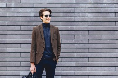 Pasaport ve bilet Street Kentsel bağlamda ceketli şık çekici gezgin