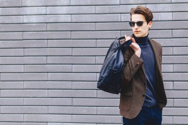 Pasaport ve bilet Street Kentsel bağlamda ceketli şık çekici gezgin