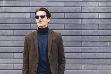 Pasaport ve bilet Street Kentsel bağlamda ceketli şık çekici gezgin