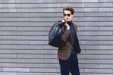 Pasaport ve bilet Street Kentsel bağlamda ceketli şık çekici gezgin