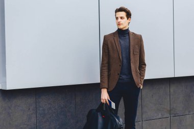 Pasaport ve bilet Street Kentsel bağlamda ceketli şık çekici gezgin