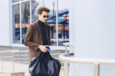 Pasaport ve bilet Street Kentsel bağlamda ceketli şık çekici gezgin