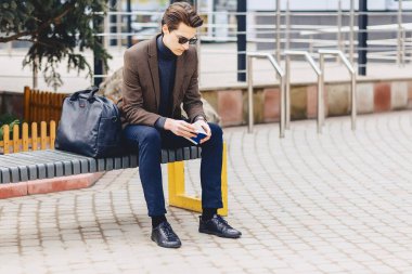 Pasaport ve bilet ile ceketli şık çekici çocuk seyahat