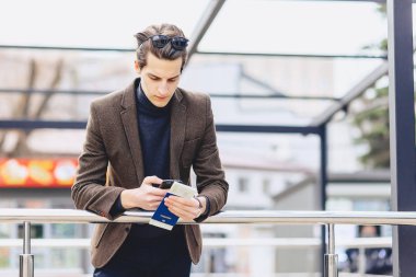 Pasaport ve bilet ile ceketli şık çekici çocuk seyahat