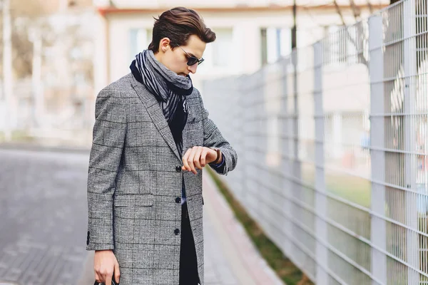 Şık bussines adam Caddesi üzerinde güneş gözlüğü