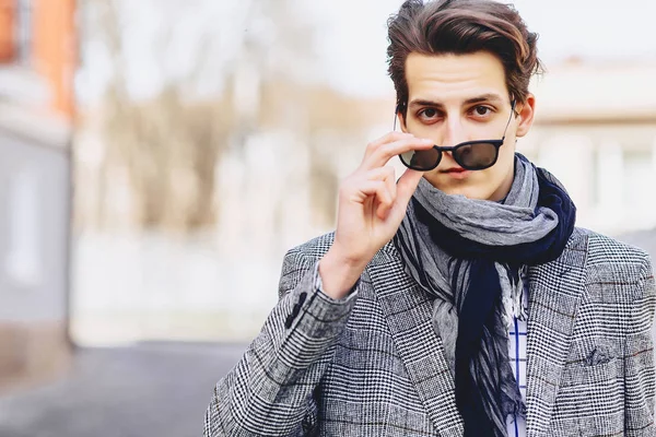 Şık bussines adam Caddesi üzerinde güneş gözlüğü