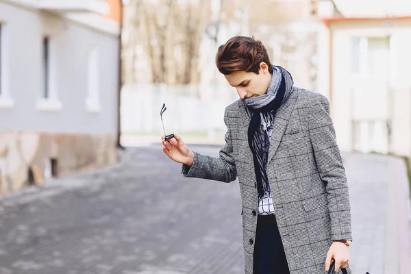 Şık çocuk ceket Caddesi üzerinde evrak çantası ile güneş gözlüğü dışında