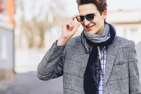 Şık bussines adam Caddesi üzerinde güneş gözlüğü