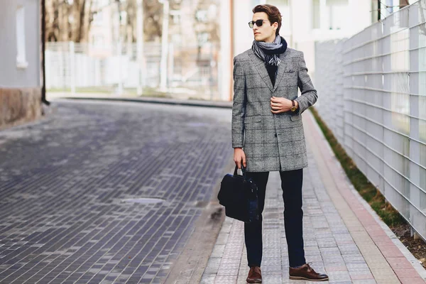 Şık çocuk ceket Caddesi üzerinde evrak çantası ile güneş gözlüğü dışında