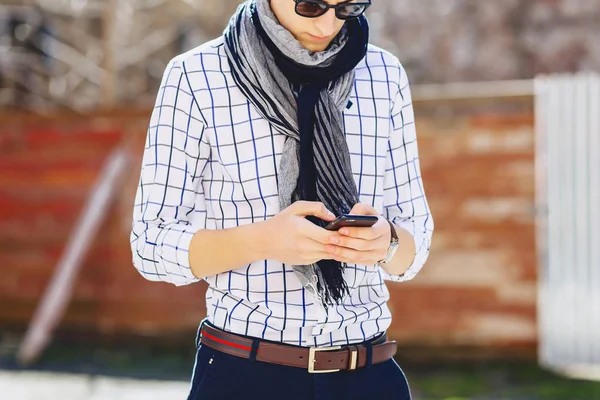 Jeune Homme Élégant Lunettes Soleil Avec Téléphone Marche Sur Rue — Photo