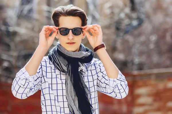 Şık bussines adam Caddesi üzerinde güneş gözlüğü