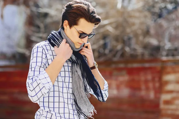 Şık erkek gömlek ve suuny kentsel sokak bağlam üzerinde güneş gözlüğü