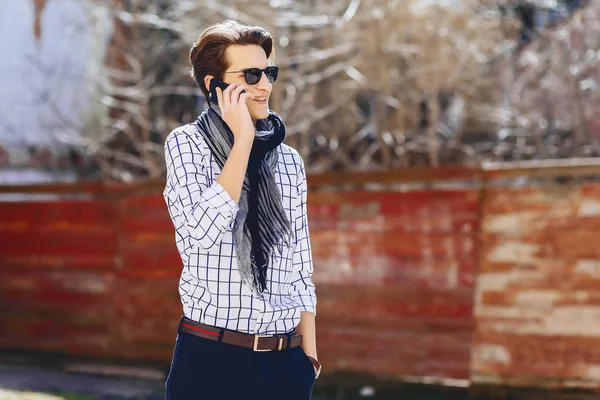 Snygg Ung Man Solglasögon Med Telefon Promenad Gatan — Stockfoto