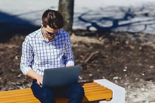 Laptop Street çalışan şık adam dışında