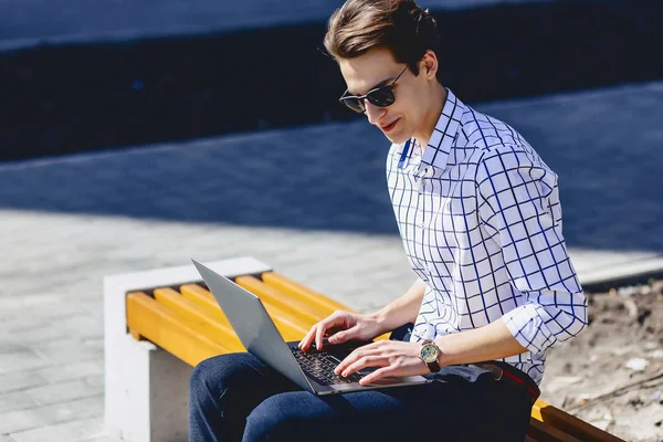 Laptop Street çalışan şık adam dışında