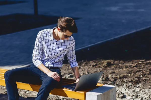 Laptop Street çalışan şık adam dışında