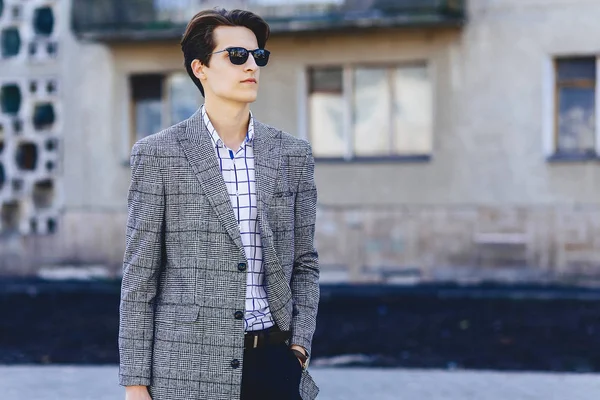 Şık bussines adam Caddesi üzerinde güneş gözlüğü