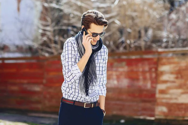 Snygg Ung Man Solglasögon Med Telefon Promenad Gatan — Stockfoto