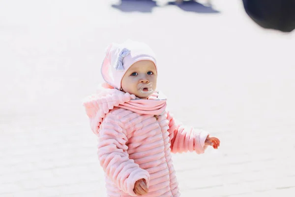 Liten Søt Baby Går Plassen Med Fugler Solskinnsdag – stockfoto