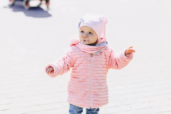 Μικρό Χαριτωμένο Μωρό Πόδια Στην Πλατεία Πουλιά Ηλιόλουστη Ημέρα — Φωτογραφία Αρχείου