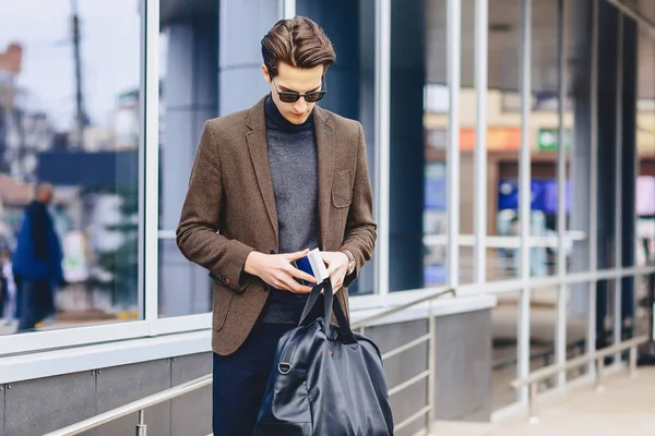 Pasaport ve bilet Street Kentsel bağlamda ceketli şık çekici gezgin