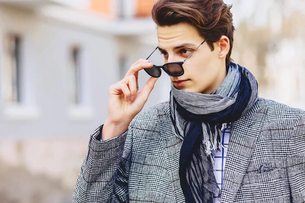 Şık bussines adam Caddesi üzerinde güneş gözlüğü