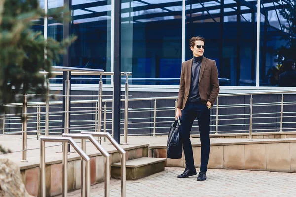 Pasaport ve bilet Street Kentsel bağlamda ceketli şık çekici gezgin