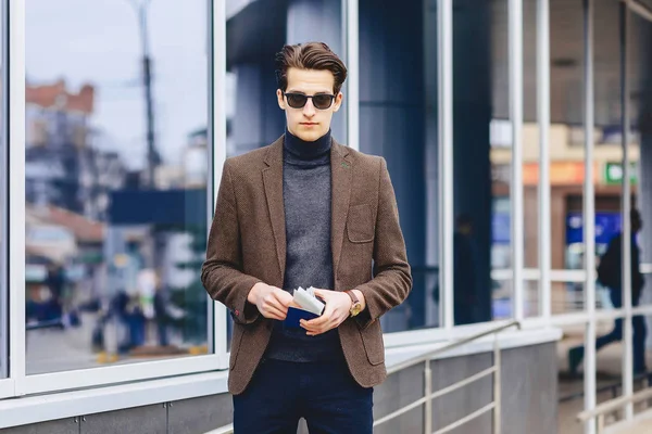 Pasaport ve bilet ile ceketli şık çekici çocuk seyahat