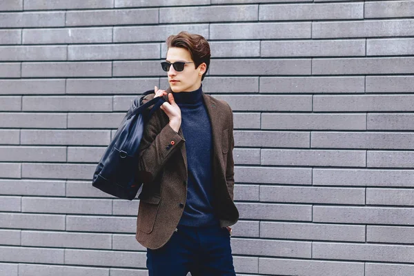 Pasaport ve bilet Street Kentsel bağlamda ceketli şık çekici gezgin