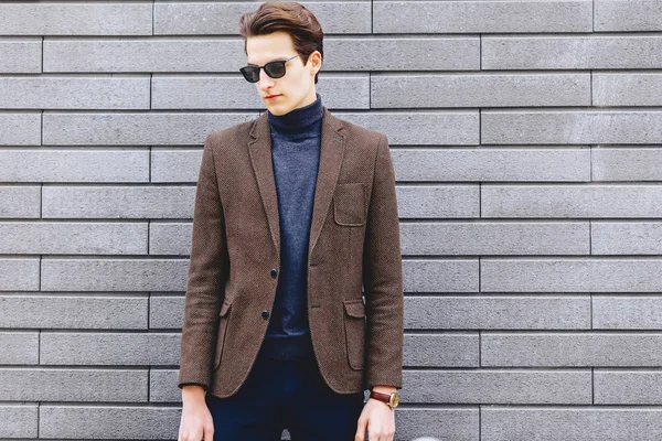şık adam ceket ve güneş gözlüğü duvar arka planı