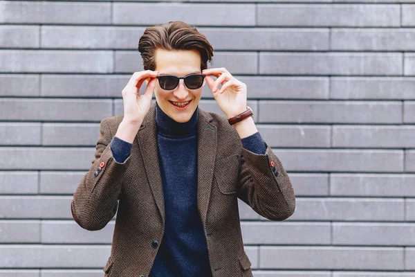 Pasaport ve bilet Street Kentsel bağlamda ceketli şık çekici gezgin