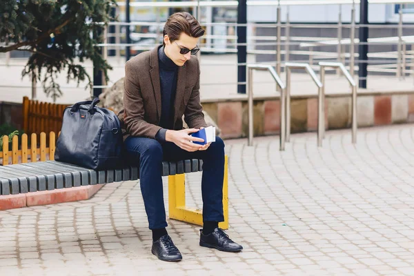 Pasaport ve bilet Street Kentsel bağlamda ceketli şık çekici gezgin