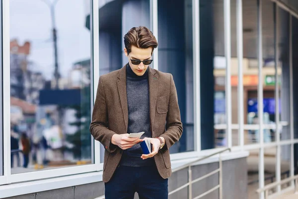 Pasaport ve bilet Street Kentsel bağlamda ceketli şık çekici gezgin