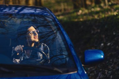 Kız ışığında gün batımı inarabasının direksiyonda oturan